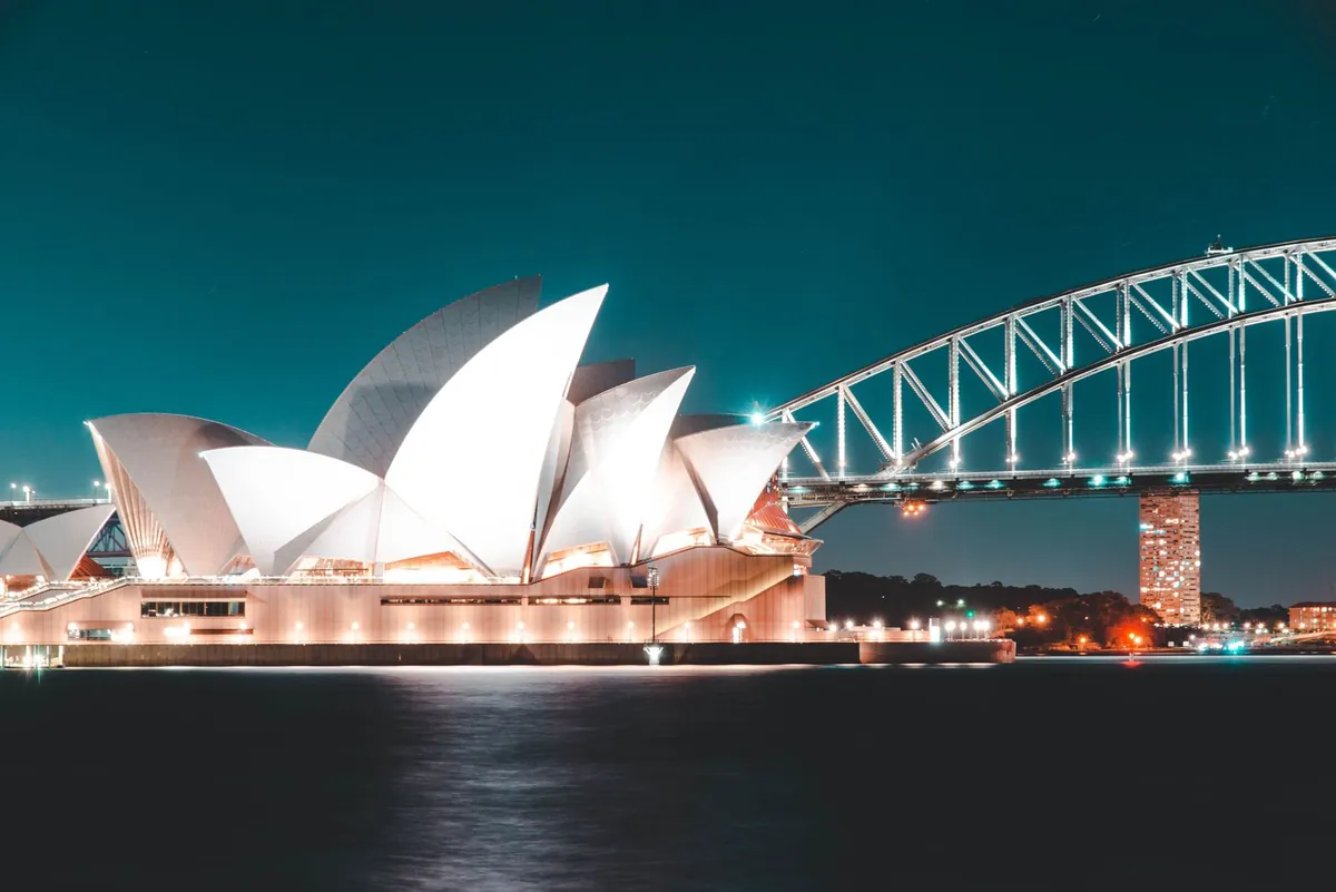 L’Opéra de Sydney et le Harbour Bridge illuminés de nuit