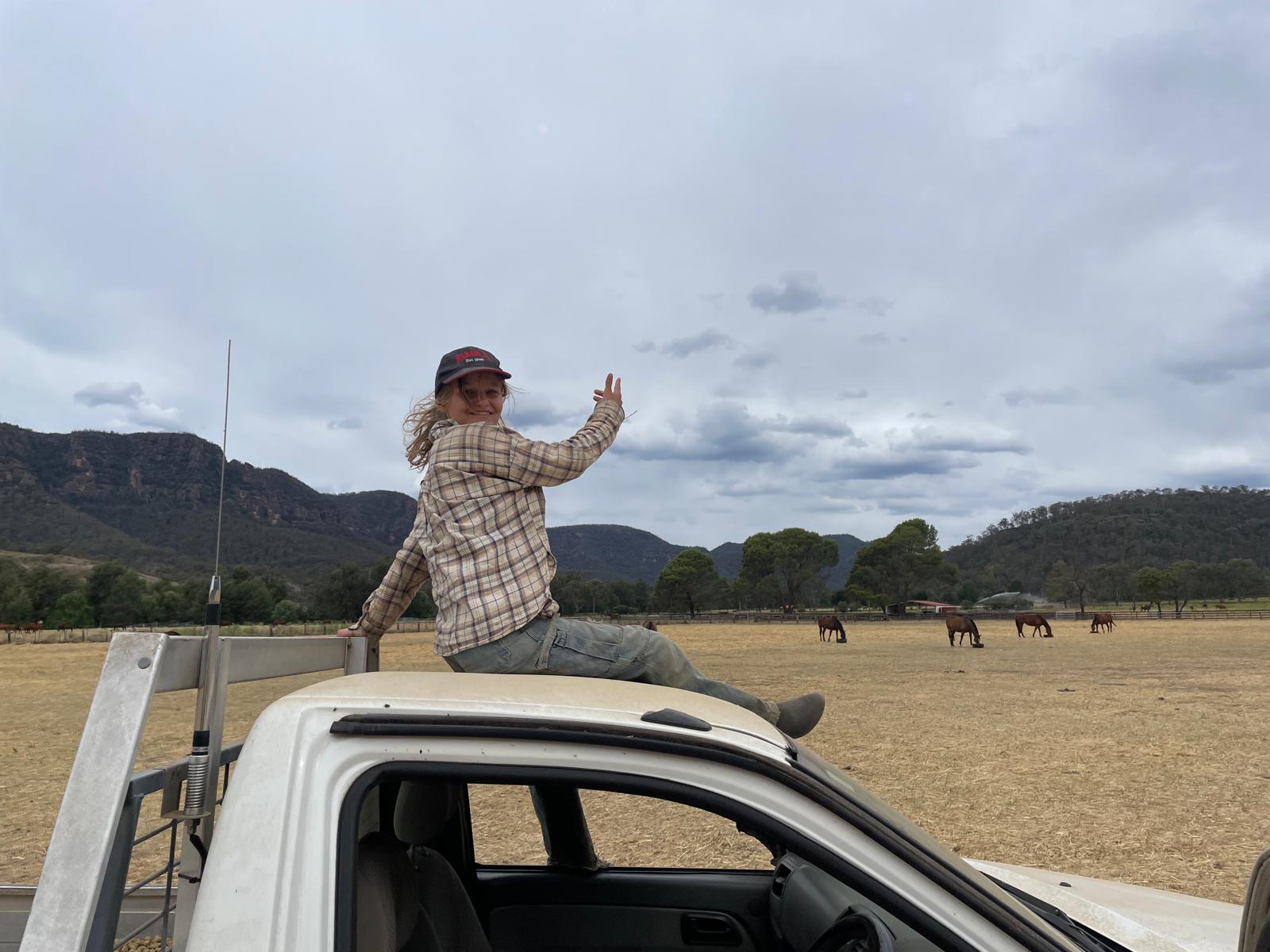 Inès au travail dans une ferme australienne