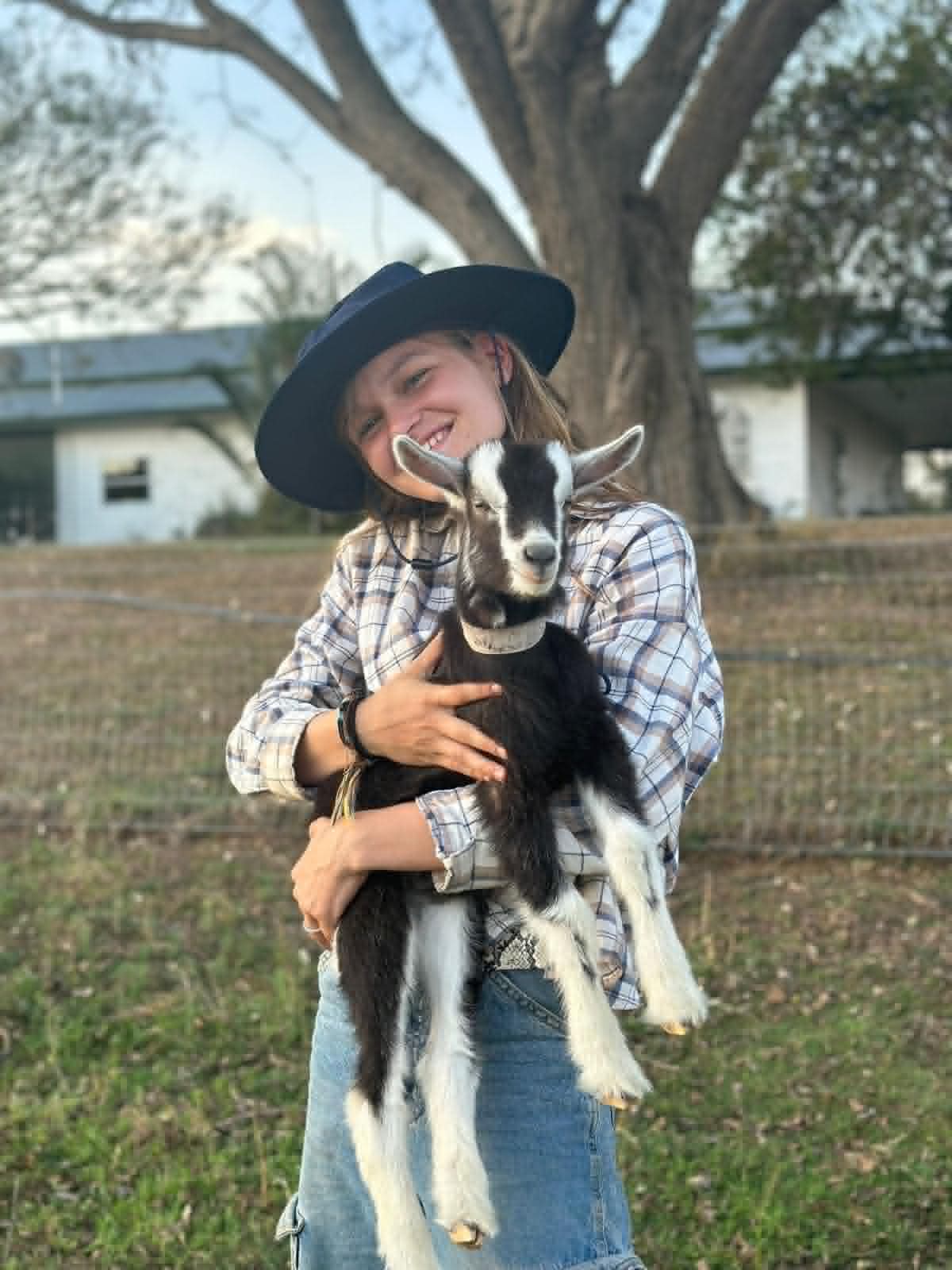 Inès avec un animal dans une ferme australienne